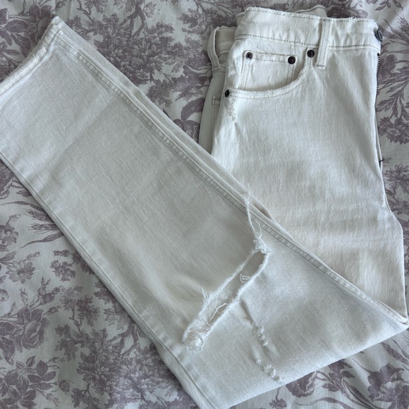 Abercrombie & Fitch Curve Love 90s Straight Ultra High Rise Jeans in Cream - Picture 4 of 5